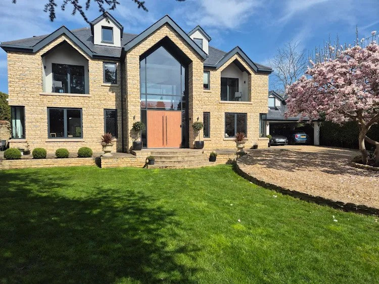 Modern house showing Alugutters aluminium fascia and soffits.